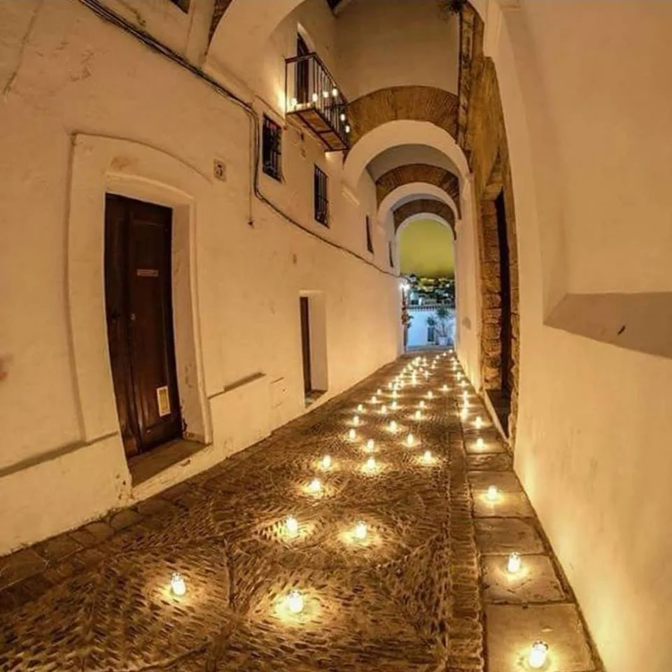 Gasse der Judería bei der Kerzennacht in Vejer (Noche de Velas)