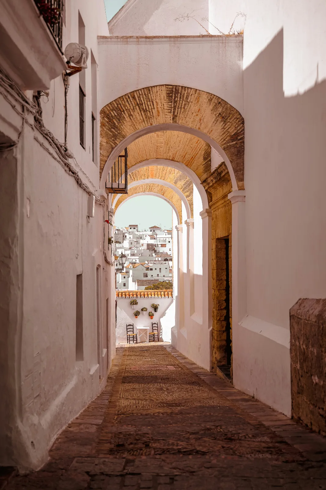 Calle Judería in Vejer de la Frontera mit ihren Strebepfeiler-Bögen, die meistfotografierte Gasse der Altstadt. Foto: David Cerini / Unsplash
